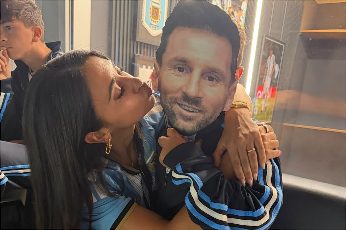 La cómica foto de Antonela besando a uno de sus hijos con la careta de Messi
