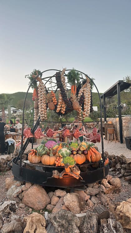 La comida a las brasas es el gran atractivo del restaurante donde celebraron, que fusiona la gastronomía global con ingredientes orgánicos locales.