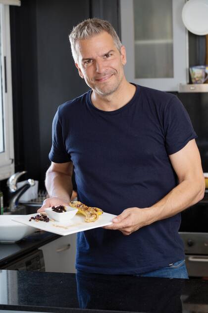 La comida brasileña, como la feijoada, los mejillones a la provenzal y la banana frita con canela son algunos sabores que le quedaron grabados a Patricio de su infancia. El postre, por ejemplo, que se hace en 10 minutos, lo comía de chico con su familia en Dalmo, camino a Guaruyá, y acá comparte la receta.