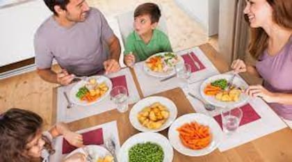 La comida es una experiencia social: ver comer algo a otros, especialmente si se los admira, motiva a los niños a probar ese alimento