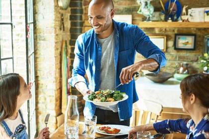 La comida forma parte de la idea de reunirnos, del placer. Por otro lado, la comida cumple una función de darte confort.