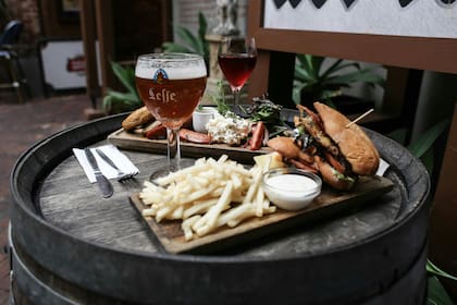 La comida picante, los alimentos azucarados y los ricos en sodio pueden generar problemas de salud si se los consume con cerveza