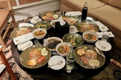 La comida que habían solicitado para ingerir en la suite del hotel permaneció intacta y con el film transparente con el que fue entregada
