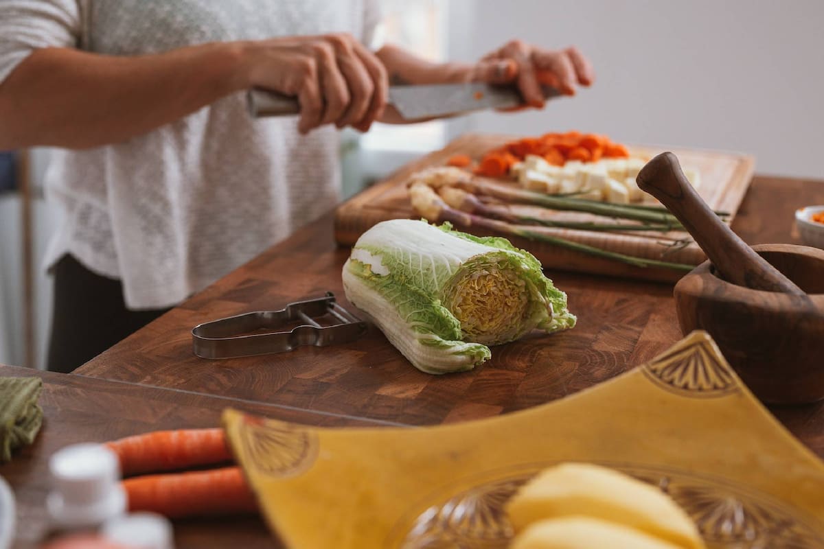 La comida saludable es necesaria para bajar la grasa abdominal, pero existen otros hábitos que hay que tener en cuenta