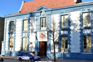 Arrestaron a un comisario por dar una golpiza con puñetazos y patadas a dos detenidos que estaban esposados