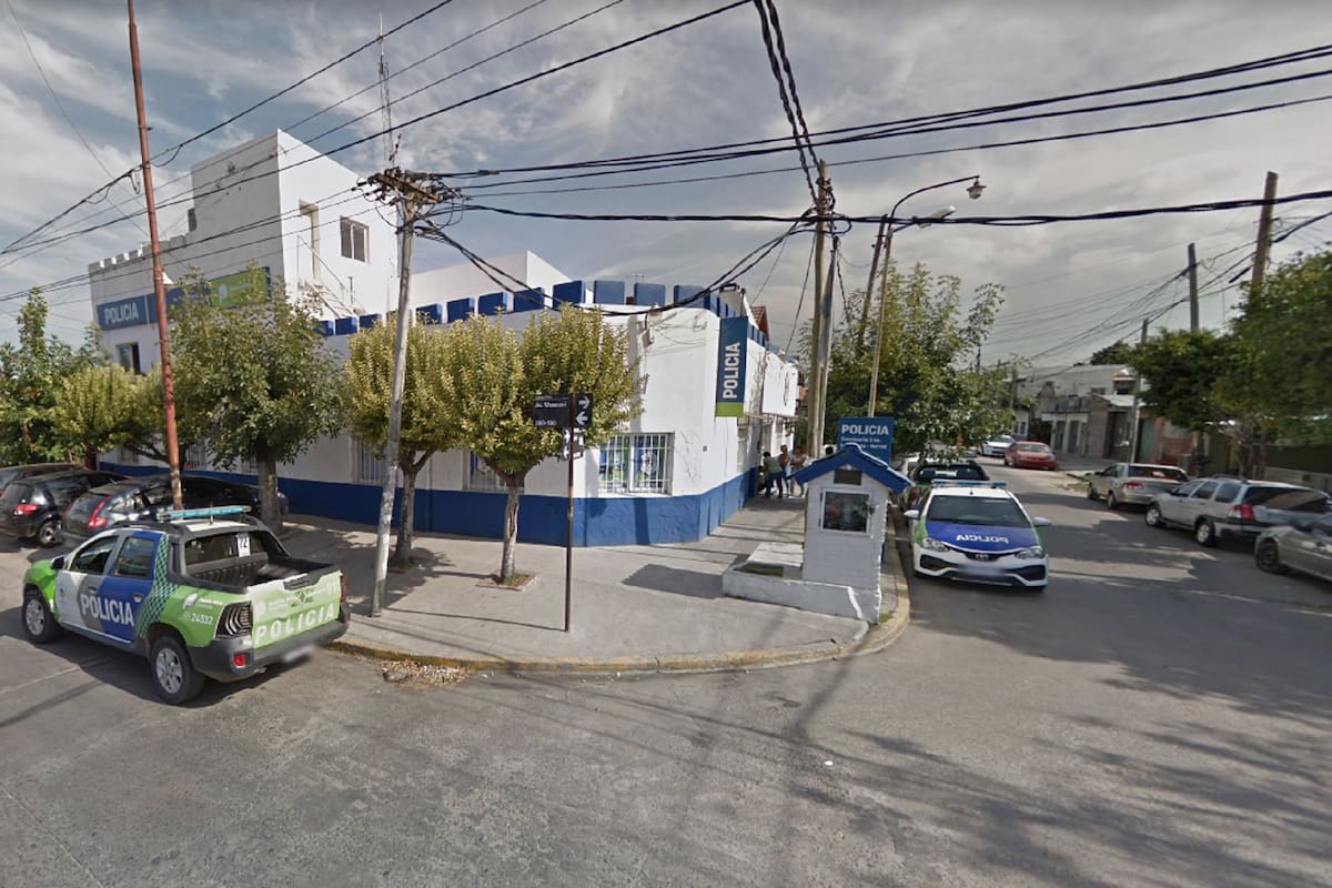 La comisaría de la localidad de La Cañada, en Quilmes Oeste, escenario de un inconcebible y cruento ataque con una oficial de guardia herida de bala y su agresor, muerto por mano propia a tres cuadras del lugar