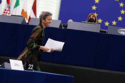 La comisaria europea para la Era Digital, Margrethe Vestager, llega para un debate sobre la Ley de los Mercados Digitales en el Parlamento Europeo en Estrasburgo, Francia, el martes 14 de diciembre de 2021. (AP Foto/Jean-François Badias, Pool)