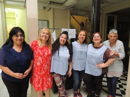 La comisión cooperadora con la directora de la escuela, Roxana Borrás (con vestido rojo).