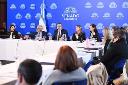 La comisión de Acuerdos en pleno funcionamiento
