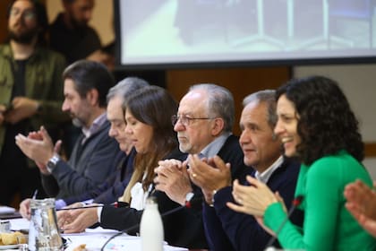 La comisión de Legislación del Trabajo de la Cámara de Diputados discute hoy siete expedientes sobre la reducción de la jornada laboral. Cinco corresponden al oficialismo -las presentaron Sergio Palazzo, Eduardo Valdés, Hugo Yasky, Claudia Ormaechea y Mónica Litza-, mientras que las dos restantes fueron elaboradas por el socialismo y el Frente de Izquierda.
Hablaron Ricardo Peidró (Campera Negra), diplomático espanol, Julio Cordero por la UIA (de traje) y Claudio Marín, Secretario Gremial CTA Nacional (de anteojos).