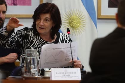 La comisión de Legislación del Trabajo de la Cámara de Diputados discute hoy siete expedientes sobre la reducción de la jornada laboral. La ministra de Trabajo Kelly Olmos.