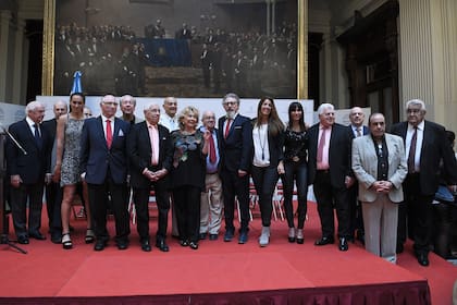 La Comisión de Sistemas, medios de comunicación y libertad de expresión, presidida por el senador nacional Alfredo Luenzo, otorgó diplomas de honor a reconocidos periodistas deportivos del país