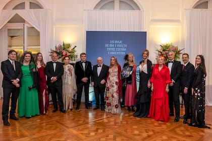La Comisión Directiva de Amigos del Bellas Artes posó con el director del Museo Nacional de Bellas Artes y el embajador de España. De izquierda a derecha: Andrés Duprat, Cecilia Remiro Valcárcel, Felisa Blaquier,Ezequiel Cassagne, María Herrera, Joaquín María de Arístegui Laborde (embajador de España), Julio César Crivelli, Verónica Zoani, Josefina Carlés, Gabriela Grobocopatel, Daniela Marcuzzi, Eduardo Mallea, Andrés Gribnicow, Sofía Pinto