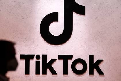 La Comisión Europea, como antes el Congreso de EE.UU., prohibió a sus funcionarios tener instalada la aplicación TikTok en sus teléfonos celulares