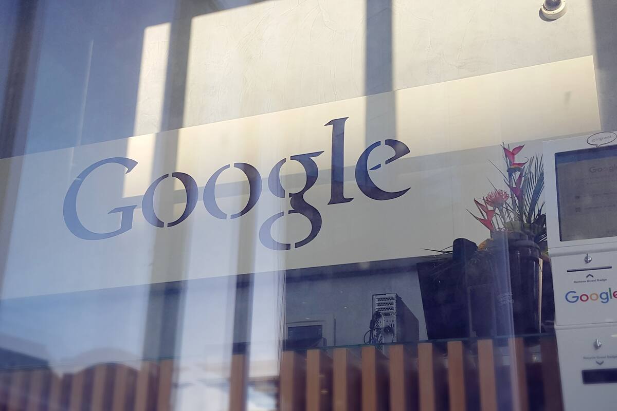 La Comisión Europea dijo que su opinión preliminar tras una investigación es que "solo la desinversión obligatoria por parte de Google en parte de sus servicios" satisfaría sis preocupaciones por el abuso de posición dominante que hace la compañía