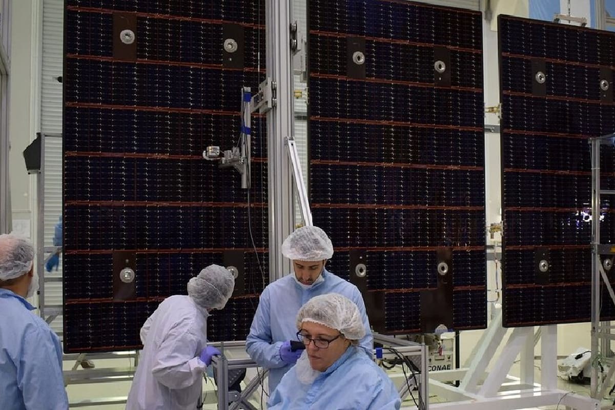 La Comisión Nacional de Energía Atómica (CNEA) realiza la integración eléctrica de los paneles que se usan en los satélites de fabricación nacional