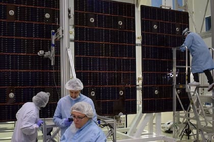 La Comisión Nacional de Energía Atómica (CNEA) realiza la integración eléctrica de los paneles que se usan en los satélites de fabricación nacional