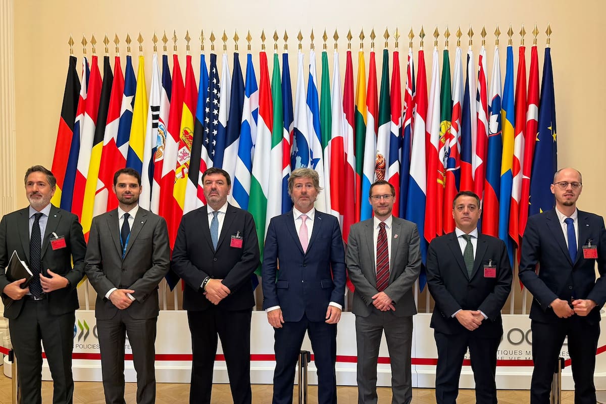 La comitiva argentina en el GAFI: Sebastián Casanello (juez federal), Ian Sielecki (embajador argentino en París), Ariel Lijo (juez federal), Juan Bautista Mahiques (ministro de Justicia), Giles Thomson (nuevo presidente del GAFI), Tomás Rodríguez Ponte (responsable de una dirección para colaborar con la investigación de delitos complejos) y Matías Álvarez (UIF).