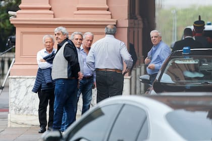 La comitiva de la CGT, en la Casa Rosada: Argentino Geneiro (Gastronómicos), Sergio Romero (Docentes), Carlos Acuña (Estaciones de Servicios), Andrés Rodríguez (UPCN), Héctor Daer (Sanidad) y José Luis Lingeri (AySA)