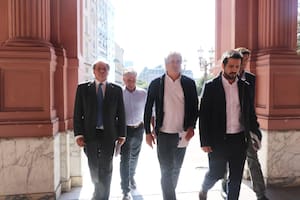 La comitiva porteña, encabezada por Felipe Miguel, al ingresar a la Casa Rosada