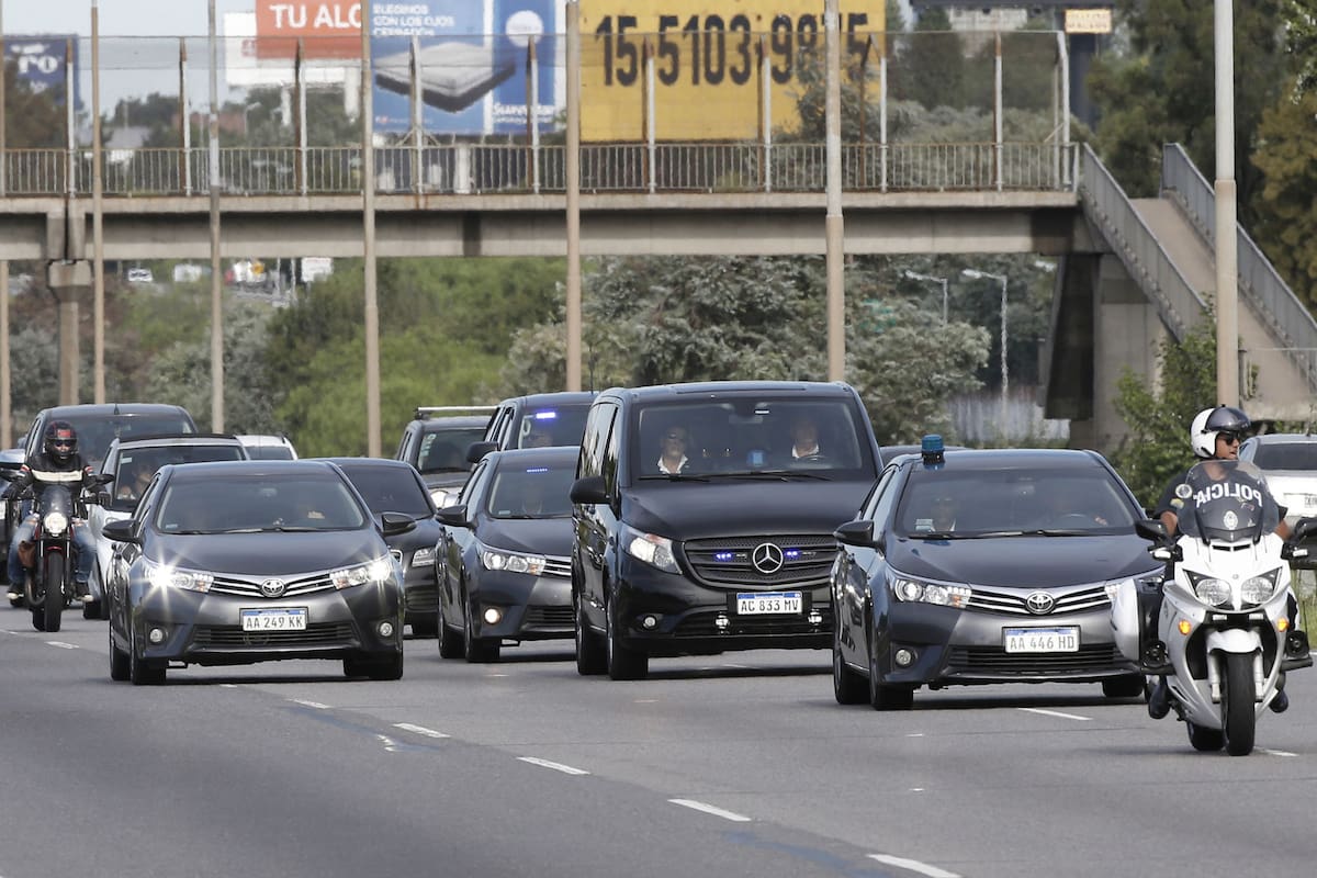 La comitiva que acompañó a Mauricio Macri al cementerio de Pilar