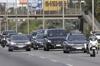 La comitiva que acompañó a Mauricio Macri al cementerio de Pilar