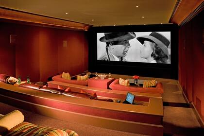La cómoda sala de cine privada que dispone la mansión que perteneció a Walt Disney