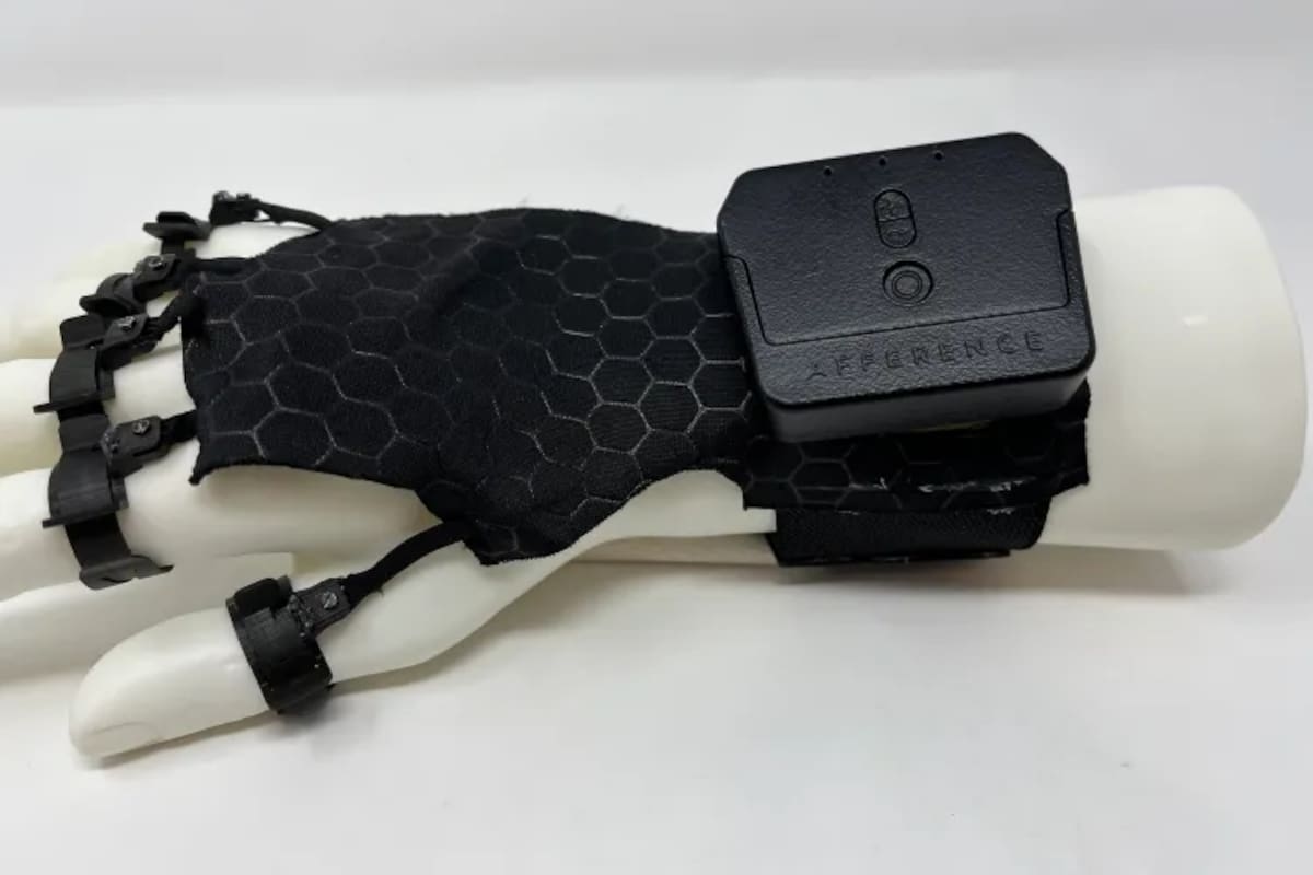 La compañía Afference creó Phantom, un guante con una muñequera capaz de engañar al cerebro para hacerle creer que estamos tocando algo; permite interactuar en forma muy realista con un entorno virtual