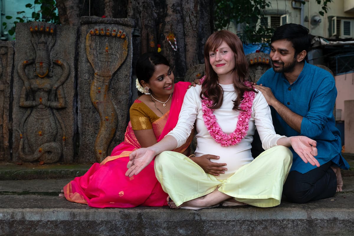 La compañía AshramMommies presenta un encuentro entre una mujer europea en busca de un bebé, una posible madre subrogante de la India, y los espectadores, que pasan activamente a ser posible inversores uniendo a tres ciudades en simultáneo programación virtual