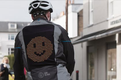 La compañía automotriz desarrolló un prototipo que muestra una serie de emojis para indicar las acciones y el estado de ánimo del ciclista