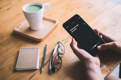 La compañía confirmó que solo analiza pequeños fragmentos de grabaciones de su asistente, pero un empleado de una firma contratista dijo que se registran conversaciones sin el consentimiento de los usuarios