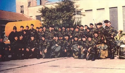 La Compañía de Comandos 602 antes de subir al Hércules que los trasladaría a Malvinas