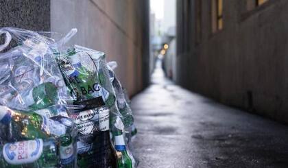 La compañía de limpieza retiró basura y botellas acumuladas del apartamento
