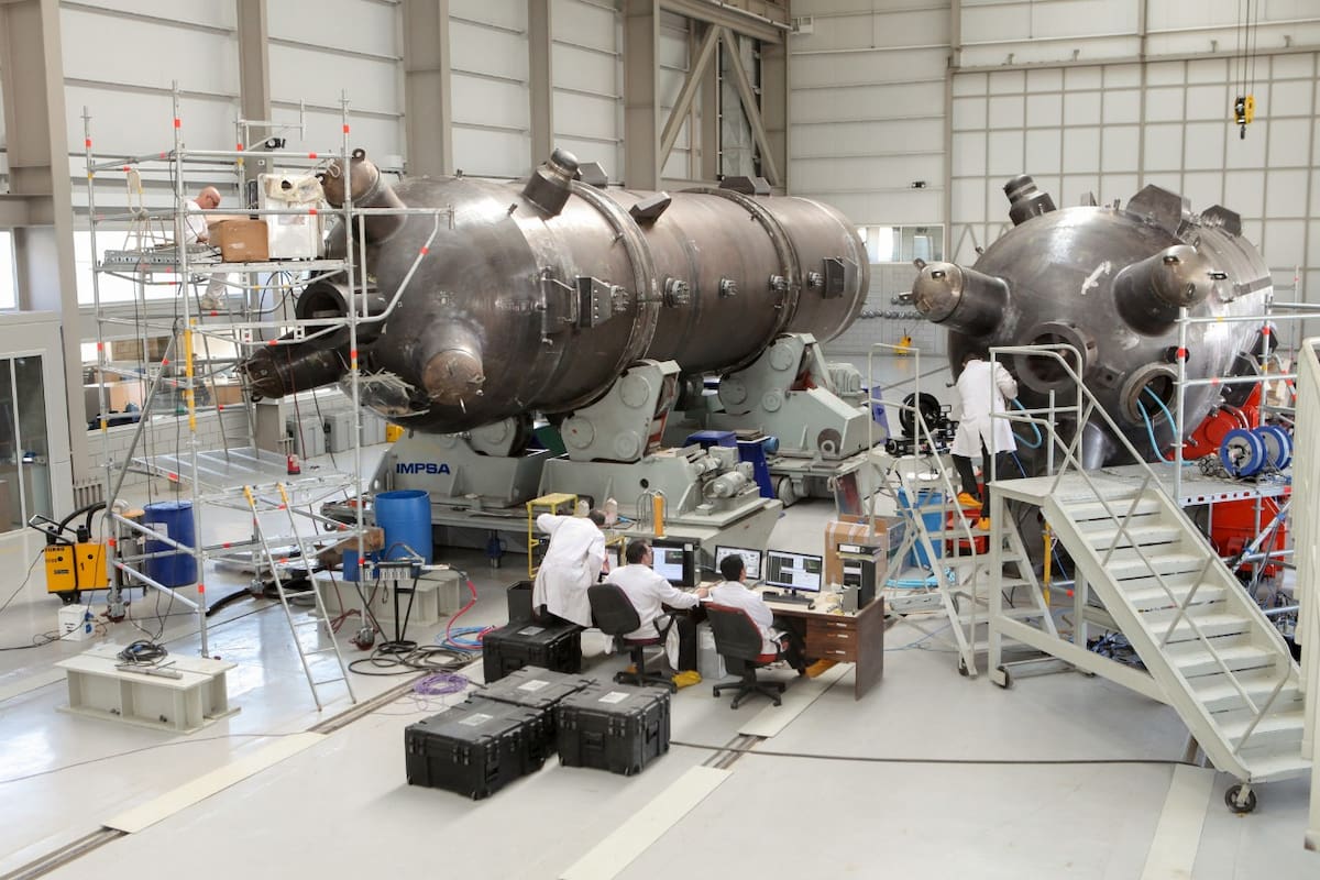 La compañía Impsa puso a disposición del Ministerio de Salud local la nave nuclear, donde se instalarán 60 camas, en principio para atención primaria.