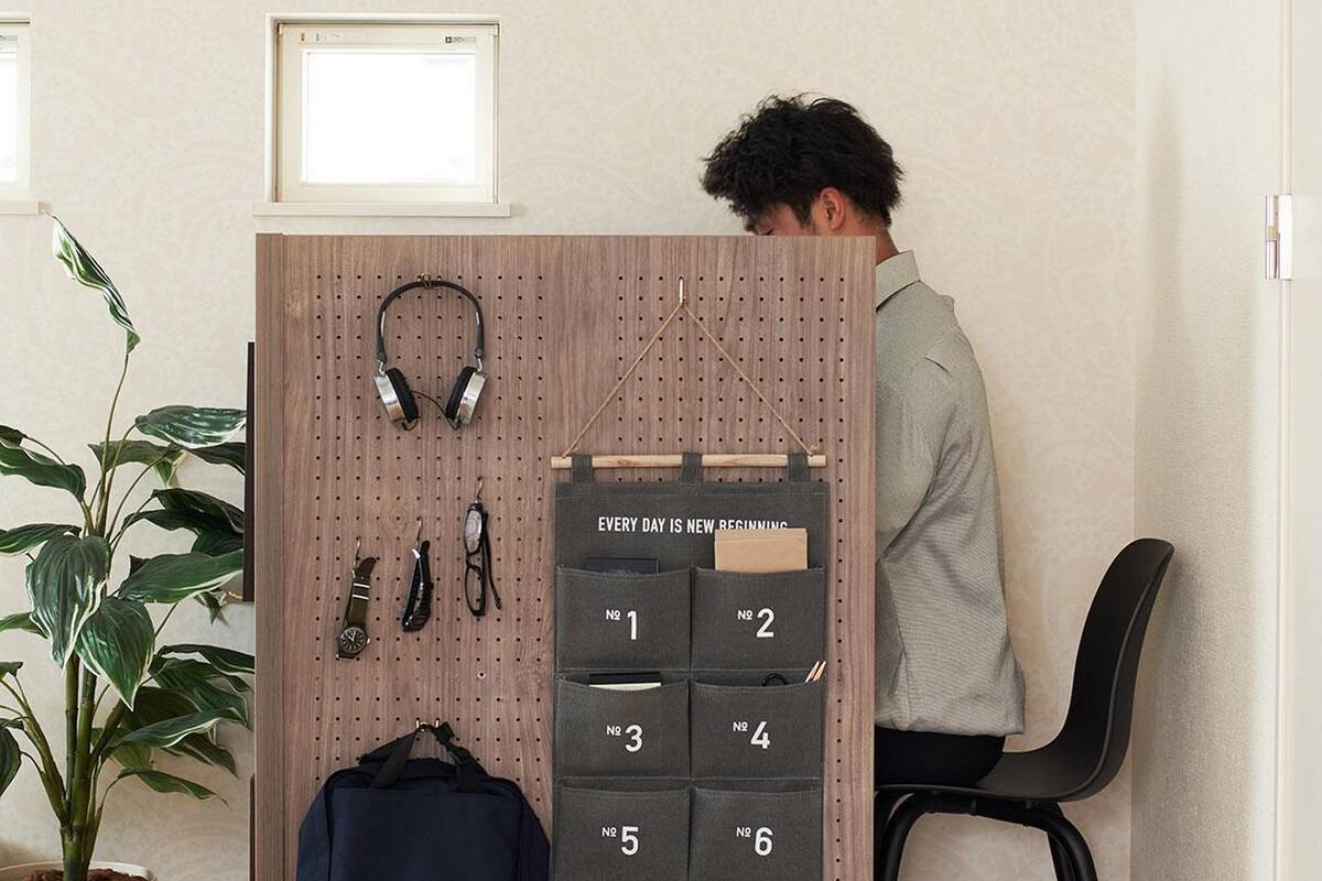 La compañía japonesa Panasonic ofrece un sistema que permite crear un pequeño box que emula los cubículos corporativos para que las personas puedan sentirse como en la oficina mientras trabajan desde casa