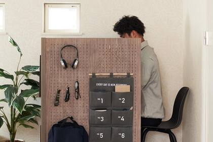 La compañía japonesa Panasonic ofrece un sistema que permite crear un pequeño box que emula los cubículos corporativos para que las personas puedan sentirse como en la oficina mientras trabajan desde casa