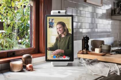 La compañía liderada por Mark Zuckerberg anunció su parlante con pantalla Portal para desplegar su presencia en los hogares, a pesar de los escándalos por privacidad que enfrenta la firma