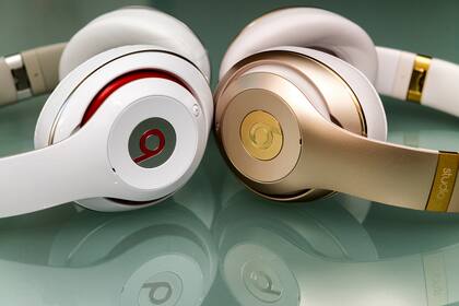 La compañía liderada por Tim Cook planea desarrollar su propia línea de auriculares bajo el nombre de AirPods Studio, al margen de los modelos de Beats, la firma adquirida en 2014