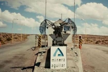 La Compañía Minera Aguilar anunció el cierre de su planta tras 91 años de actividades.