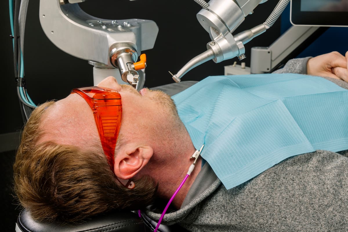 La compañía Perceptive creó un robot dentista capaz de hacer los trabajos preparatorios para un arreglo dental