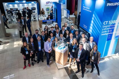 La compañía presentó en 2025 la primera plataforma de resonancia magnética de 3,0 T sin helio del mundo. El orgulloso team local posa junto a un modelo a escala del MR5300, de la familia BlueSeal, en la última edición del Congreso Argentino de Diagnóstico por Imágenes (CADI).