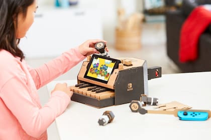 La compañía presentó Labo, una serie de accesorios de cartón para armar, que habilitan nuevos juegos en la consola Switch