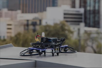 La compañía que diseña los drones para evitar tiroteos en Texas indica que cuentan con un sistema para transportar medicamentos y pueden responder rápido ante cualquier amenaza