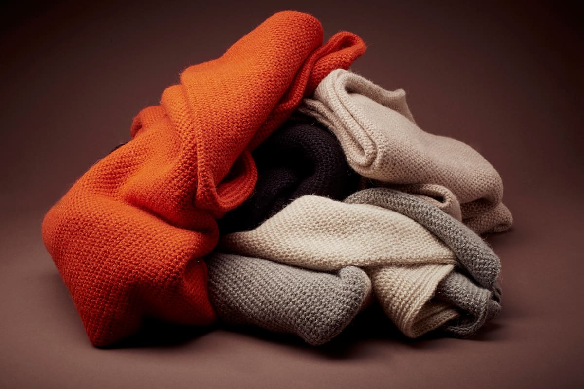 La compañía trabaja con comunidades de artesanos y cooperativas de tejedores para generar desarrollo local