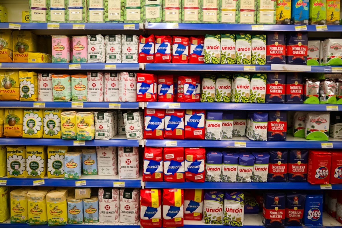 La comparación de precios de marcas de yerba mate nacionales con la Kurupí, proveniente de Paraguay