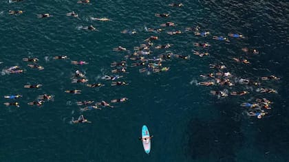 La competencia incluía un tramo de 3,8 kilómetros de natación en el mar