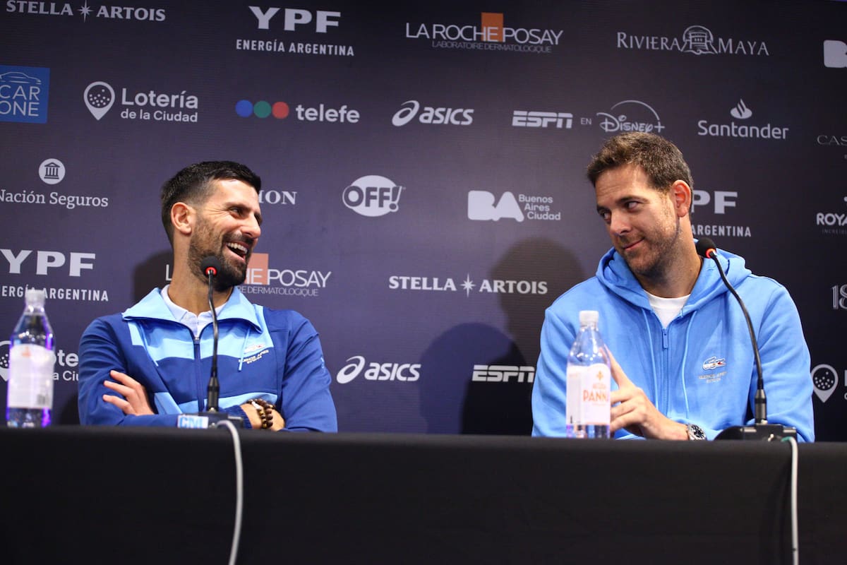 La complicidad entre Novak Djokovic y Juan Martín del Potro, durante la rueda de prensa previa al partido despedida del tandilense
