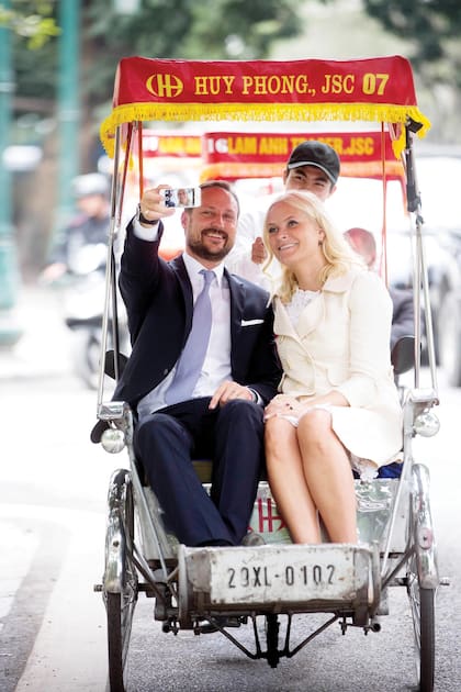 La complicidad y el romanticismo son una constante en la pareja, tal como quedó al descubierto en 2014, durante una visita oficial que hicieron a Hanói. Mientras paseaban por la ciudad, Haakon no dudó en sacar su teléfono para guardar un recuerdo junto a su mujer.
