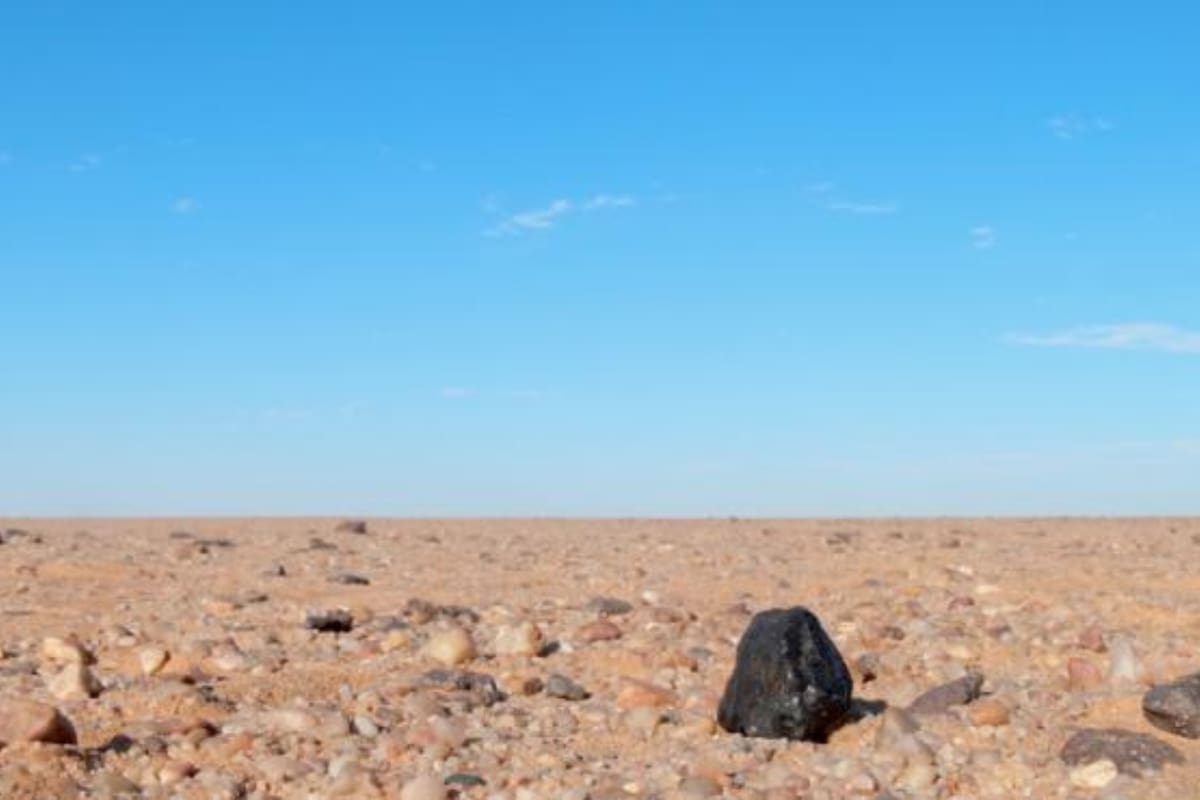 La composición de una pieza del meteorito Almahata Sitta indicó que su cuerpo padre se formó en presencia de agua a temperaturas y presiones intermedias. Crédito: La Información
