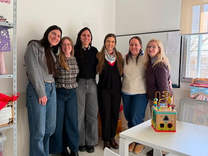 La composición profesional de cada nodo se replica en los ocho equipos disponibles. En el Cemar N° 3, lo integran (de izq a der) Daniela Heiland, terapista ocupacional; Daniela Viñales, psicopedagoga; Julieta Muñoz, psicóloga; Julia Fauque, fonoaudióloga; Florencia Gluckselig, pediatra del desarrollo, y Julieta Sameghini, pediatra y coordinadora del Plan de Atención Integral de Neurodesarrollo para Atención Primaria de la Salud en la ciudad